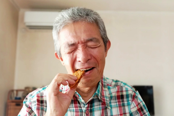 [写真]お口の状態をしっかり調べる検査をしています。